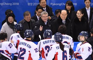 <p>Gemeinsamer Gruß an die vereinte koreanische Mannschaft: Südkoreas Präsident Moon Jae-in (hintere Reihe, Zweiter von links), neben ihm IOC-Präsident Thomas Bach, Nordkoreas protokollarisches Staatsoperhaupt Kim Yong-nam und Kim Yo-jong, die jüngere Schwester von Nordkoreas Machthaber Kim Jong-un.</p><br/><p>Foto: imago</p><br/>