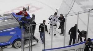 <p>Nach dem Unfall: Die Telekommitarbeiter stehen wieder auf, Stefan Loibl sieht zu. Foto: imago</p>