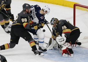 <p>Mark-André Fleury pariert einen Schuss gegen Mark Scheifele, der beide Tore der Jets erzielte. Foto: imago</p>