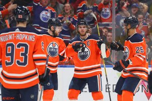 <p> Leon Draisaitl (Zweiter von links) und seine Teamkollegen konnten sich über einen 4:3-Sieg nach Penalty-Schießen freuen.</p><p>Foto: imago</p>
