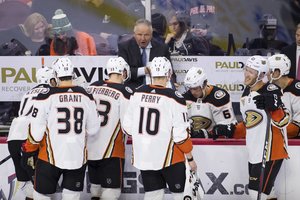 <p>Randy Carlyle am Samstag bei seinem letzten Spiel hinter der Bande der Anaheim Ducks: Das Spiel gegen Philadelphia wurde mit 2:6 verloren. <br/>Foto: imago</p>