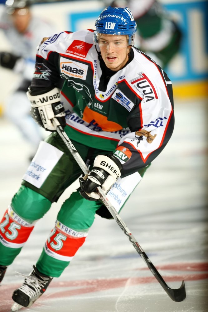 Brock Radunske als „Canadian Big Beauty“ in der Asia League Eishockey