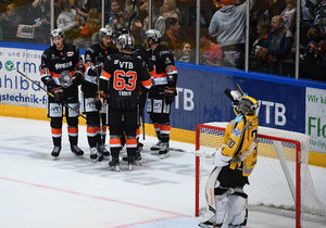 Sami Blomqvist erzielt sieben Treffer gegen Deggendorf, Bayreuth geht in Frankfurt unter, Kassel gewinnt Krisenduell in Dresden
