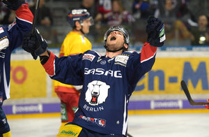 Eisbären Berlin drehen gegen Düsseldorfer EG 0:2-Rückstand – Jamie MacQueen wird zum Matchwinner im Penalty-Schießen
