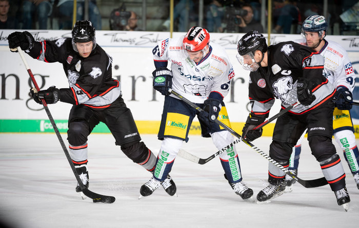 p Die Thomas Sabo Ice Tigers (dunkle Trikots) aus NÃ¼rnberg gewannen am Sonntag die Neuauflage des Vorjahreshalbfinales gegen die EisbÃ¤ren Berlin mit 4:3./ppFoto: City-Press/p