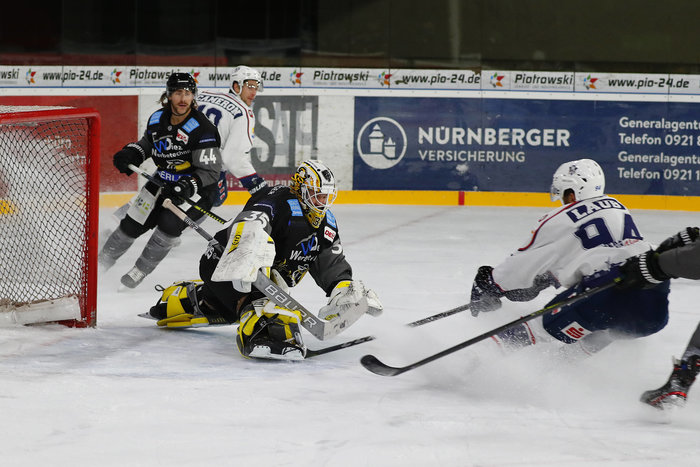 Kassel verliert Tabellenführung an Towerstars, Schmidt-Shutout bei Ravensburgs Triumph in Dresden, Frankfurt ringt Freiburg nieder