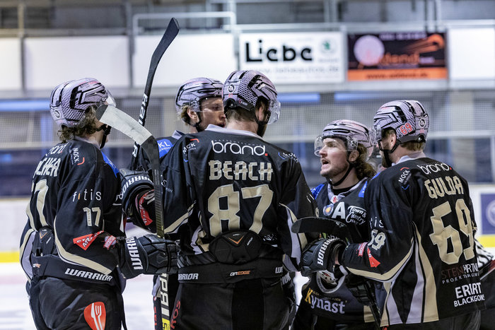 Erfurt und Hamburg gewinnen Verfolgerduelle, Kantersiege für Rostock und Herford, Krefeld verpasst Überraschung