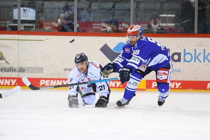 Cerveny und Robak sichern Schwenningen Heimsieg gegen Straubing – Brückmann-Shutout beim Süd-Gipfel zwischen Mannheim und München