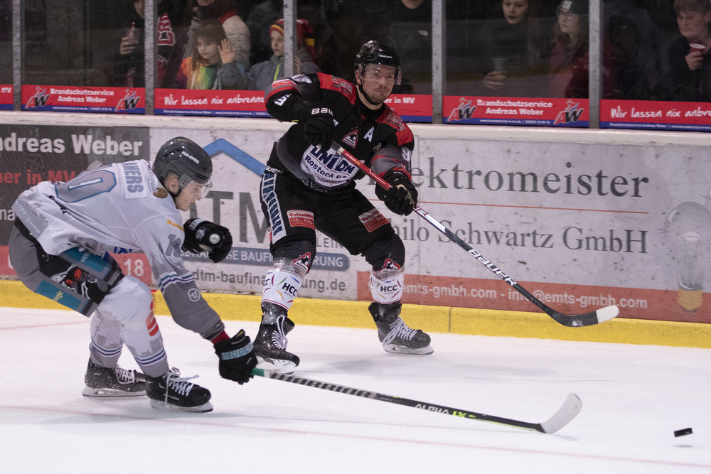 Halle sichert sich mit Derbysieg Heimrecht, Rostock wahrt gegen Essen