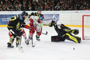 Selb gewinnt Derby in Bayreuth vor fast 4.500 Fans, Memmingen und Deggendorf siegen klar, Füssen schafft spätes Comeback