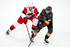 Las Vegas fügt Carolina erste Niederlage zu – Rangers treffen endlich zu Hause, verlieren aber erneut