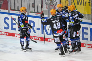 Heimsiege für Bremerhaven und Wolfsburg, Strahlmeier mit Shutout