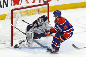 Oilers atmen nach Overtime-Sieg auf, Wojciech Stachowiak mit kleiner Ehrung