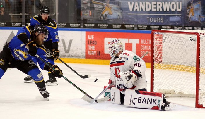 Spitzenspiel geht an die Indians, Halle dreht Partie gegen Rostock