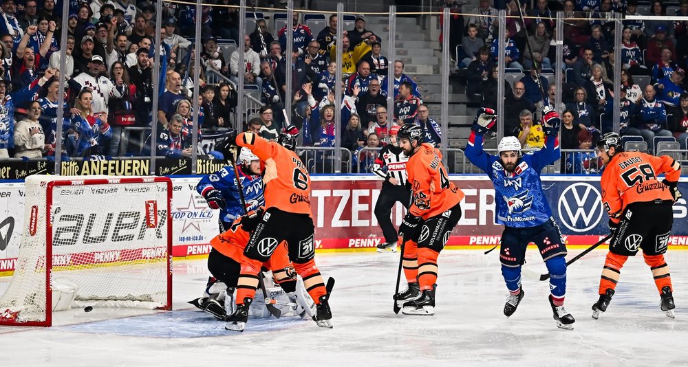 Straubing gewinnt das Spitzenspiel, Derbysieg für Ingolstadt, Mannheim beendet Negativserie dank Blitzstart