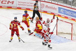 Nervenkitzel: Krefeld Pinguine übernehmen die Tabellenführung, Crimmitschau siegt bei der DEG