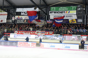 Pyrotechnik hat in Deggendorf Stadion-Evakuierung zur Folge – Tilburg Trappers entschuldigen sich für Fanverhalten
