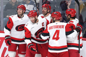 Marco Sturm gewinnt bei seinem Ex-Team, Hurricanes setzen Zick-Zack-Kurs fort