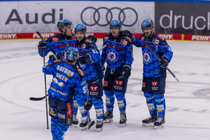 Iserlohn gewinnt Kellergipfel in Dresden, Ingolstadt springt an die Spitze, Wolfsburg schlägt Bremerhaven