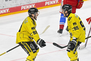 Rekordkulisse: Derby in Düsseldorf vor 13.102 Fans geht nach Traumstart an Pinguine – ESVK mit Lebenszeichen