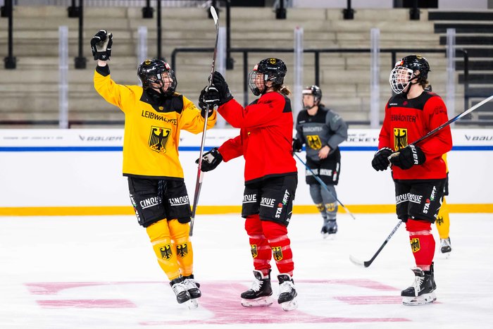 Auftakt in den Deutschland Cup: DEB-Frauen im Olympia-Test gegen Frankreich