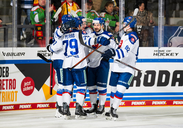 Slowakei schlägt Lettland mit 4:1 – DEB-Auswahl am Abend gegen Österreich