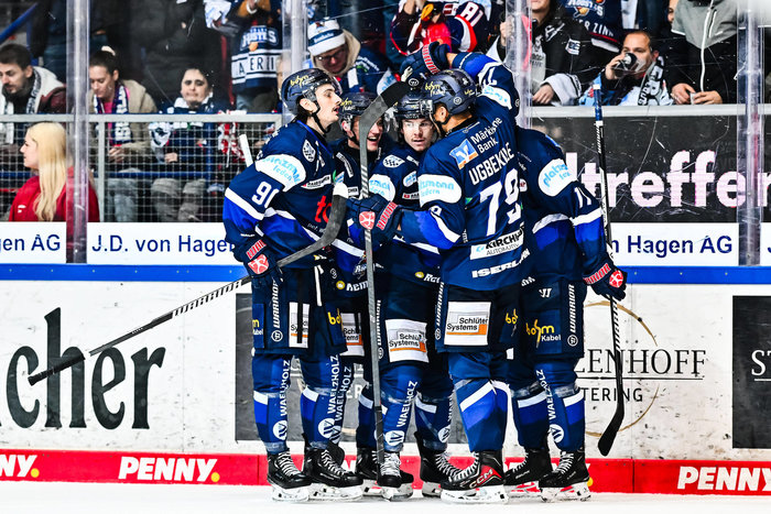 Roosters drehen irres Kellerduell, Mannheim eilt zum nächsten Shutout, Straubing ringt den Meister nieder