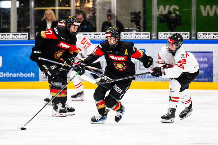 Über 2.000 Fans in Memmingen feiern 3:0-Sieg der DEB-Frauen gegen Österreich
