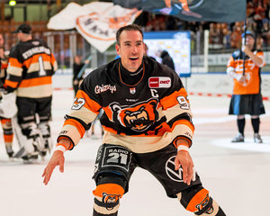 Wolfsburg verlängert vorzeitig den Vertrag von Kapitän Spencer Machacek 