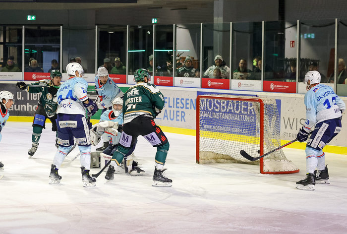 Vor weihnachtlichen Top-Kulissen: Deggendorf siegt im Derby, Erding überrascht Heilbronn, Memmingen dreht 1:4