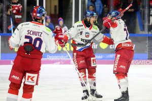 Spitzenduo Deggendorf und Memmingen lässt Federn, Peiting gewinnt Derby gegen Riessersee