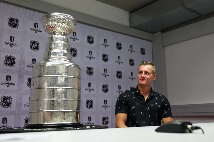Nico Sturm bringt Stanley Cup wieder nach Augsburg: Von Tatortreinigern, Kirschgoiß und ein bisschen Schalke 04