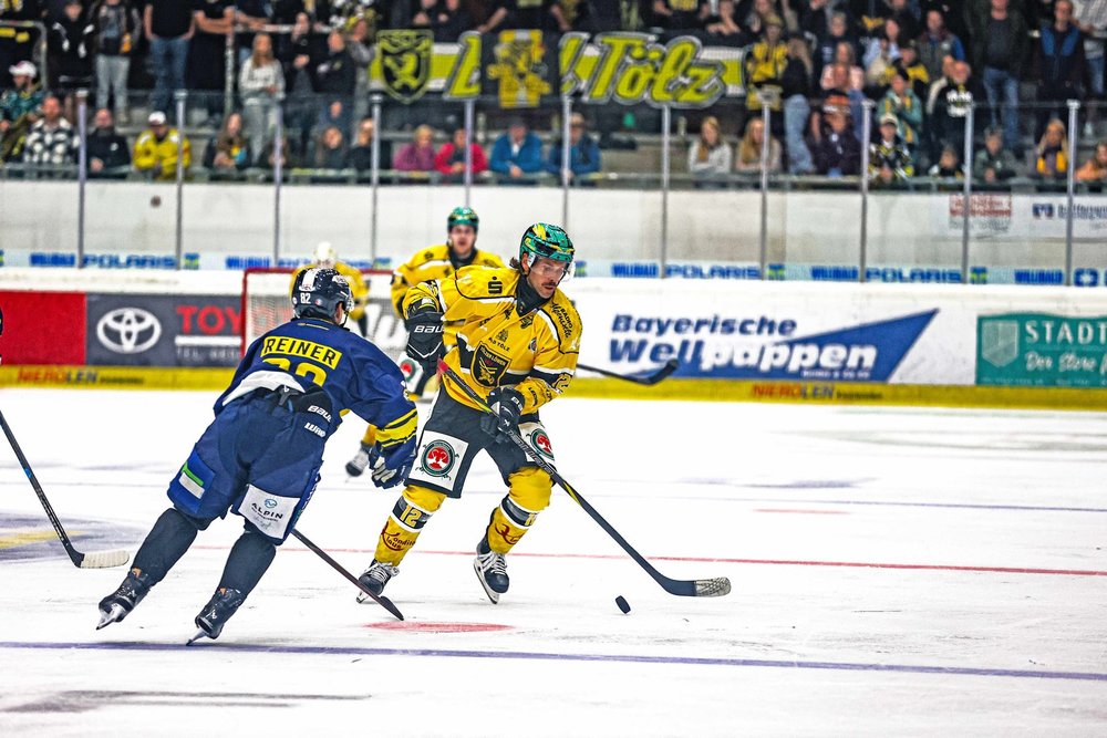 Augsburg und Ingolstadt schlagen Schweizer Teams, Regensburg verliert nach 3:1-Führung, Hult trifft für Bad Tölz doppelt