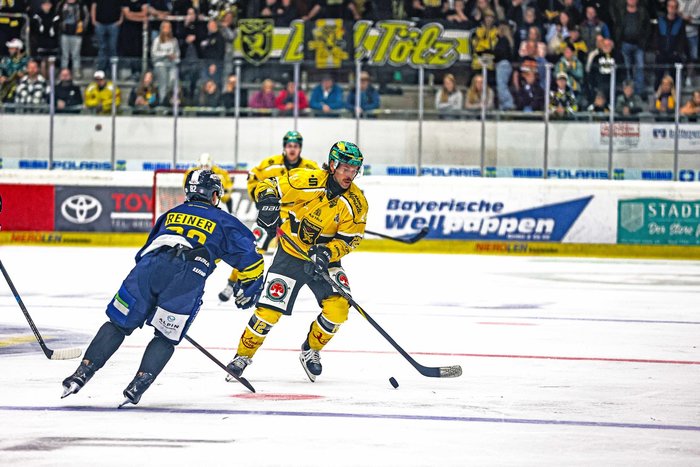 Augsburg und Ingolstadt schlagen Schweizer Teams, Regensburg verliert nach 3:1-Führung, Hult trifft für Bad Tölz doppelt
