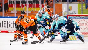 Wolfsburg eilt von Sieg zu Sieg, Iserlohn gewinnt Heimturnier, DEG-Trainer Chernomaz kassiert Spieldauer