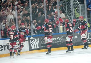 Landshut fertigt Ravensburg mit 8:1 ab, Eispiraten überraschen Pinguine, DEG feiert Overtime-Sieg