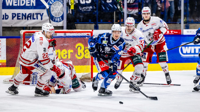 Weidens Tom Schwarz muss nach Beinstellen gegen Regensburgs Pierre Preto aussetzen