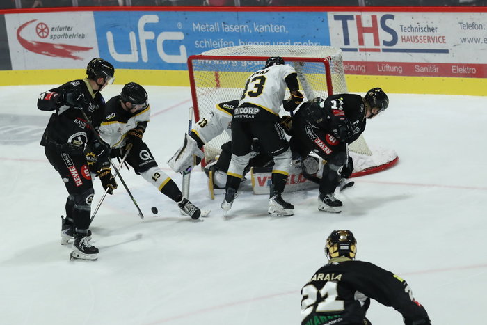 Indians und Trappers mit Zittersiegen, Duisburger Comeback-Erfolg in Herne, 13-Tore-Spektakel in Halle