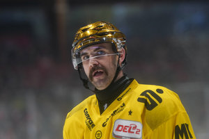 Auch Top-Verteidiger Vandane unterschreibt in Krefeld bis 2028 – Freiburg holt Angreifer McCallum