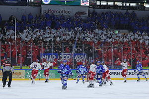 Spitzenteams Deggendorf, Memmingen, Bad Tölz und Selb erfolgreich, Erding reicht Rote Laterne weiter