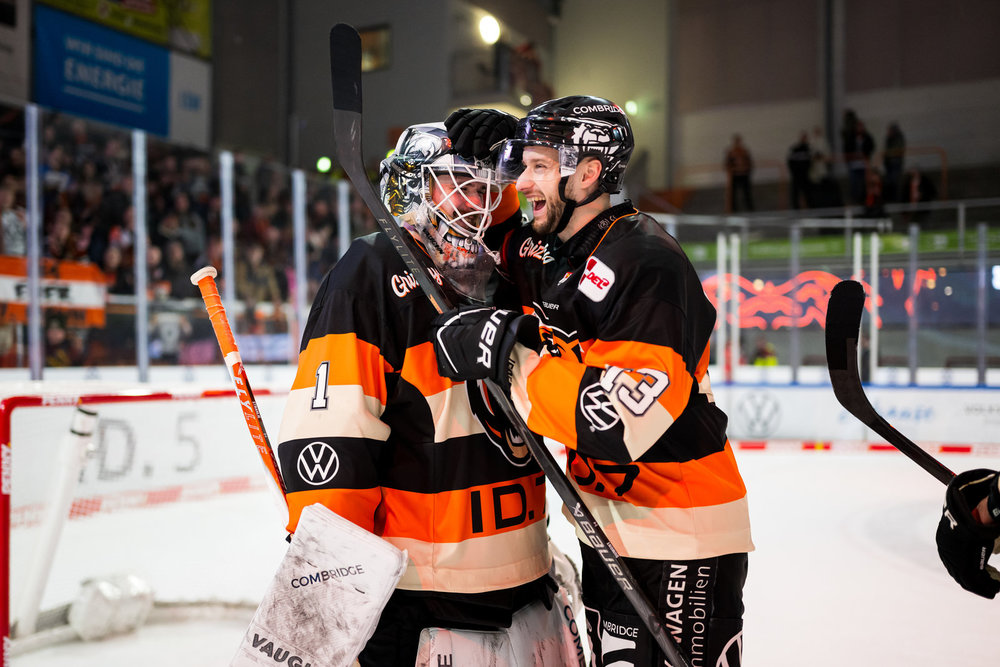 „Dachte mir, ich versuche es mal“: Dustin Strahlmeier erzielt das erste direkt geschossene Tor eines Torhüters