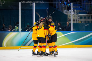2:1 gegen Italien: Kluge bereitet vor, trifft spektakulär und führt DEB-Frauen auf Gruppenplatz zwei 