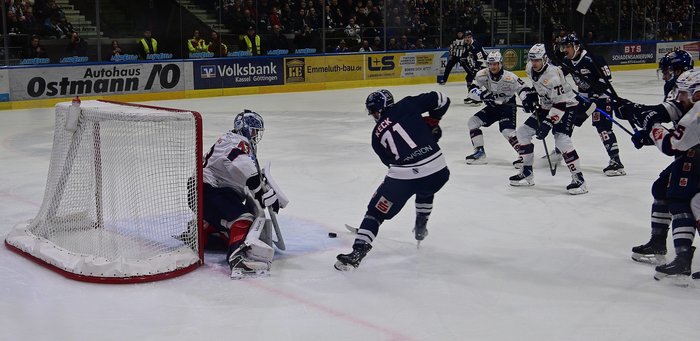 Blitz-Hattrick von Kassels Keck, auch Bietigheims Kemp trifft dreifach – DEG feiert Sonderzug-Party