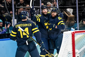 Dank Doppelschlag früh auf Kurs: Schweden holt sich mit 5:1 gegen Lettland letztes Olympia-Viertelfinalticket