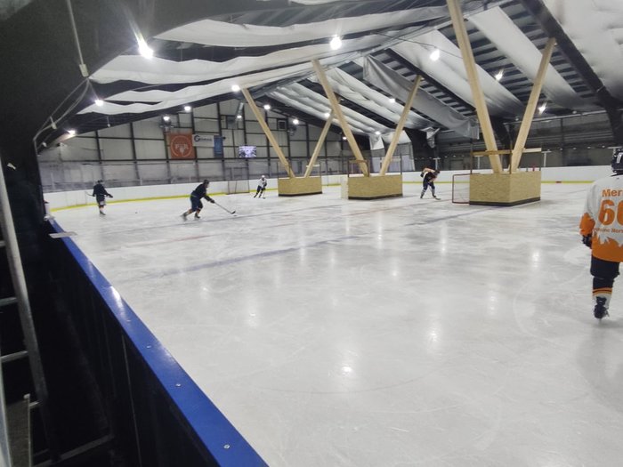 Eishockey zwischen Stützpfeilern: Wie die Eishalle in Wabern mit einer ungewöhnlichen Maßnahme wieder geöffnet werden konnte
