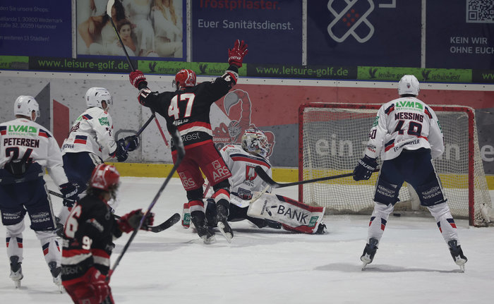 Scorpions siegen im Derby gegen die Indians, Hammer Eisbären erreichen Playoffs