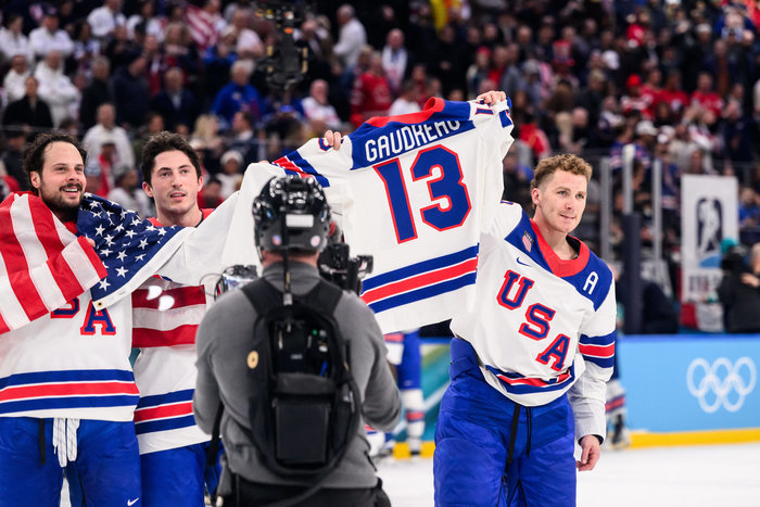 Hellebuyck rettet in der regulären Spielzeit, Jack Hughes trifft in der Overtime: USA erstmals seit 1980 Olympiasieger