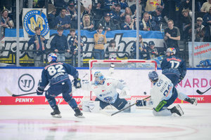 66 Tore: München überrollt Straubing, Berlin mit einem Bein im Viertelfinale, Wolfsburg gewinnt wildes Match gegen Köln