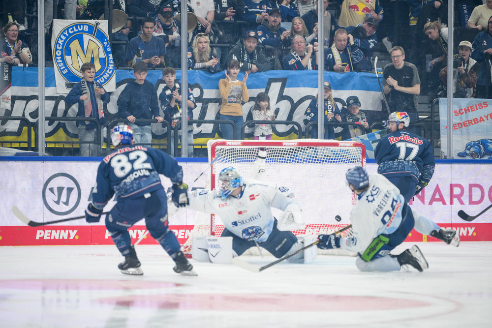 66 Tore: München überrollt Straubing, Berlin mit einem Bein im Viertelfinale, Wolfsburg gewinnt wildes Match gegen Köln
