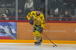 „Absoluter Führungsspieler“: Alexander Weiß verlängert in Krefeld